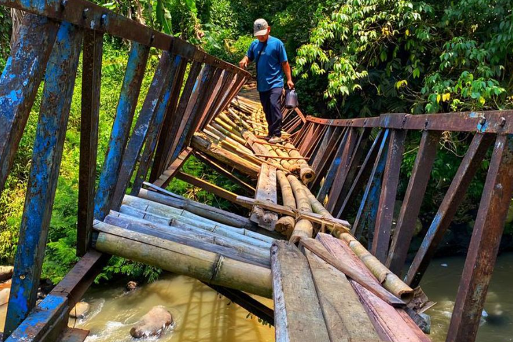 Jembatan Viral Melintir di Cibadak Resahkan Warga, Dinas Perkim dan Polisi Turun Tangan dan Anggarkan Rp 100 Juta