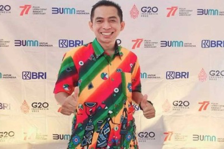 Pak Ribut Guru Viral Asal Jawa Timur Karena Gaya Mengajar Unik: Sapi Makan Martabak?