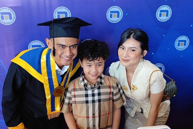 So Sweet! Momen Wisuda Arhan di Universitas Dian Nuswantoro Didampingi Inka Andestha dengan Penampilan Cantik Bak Putri Keraton