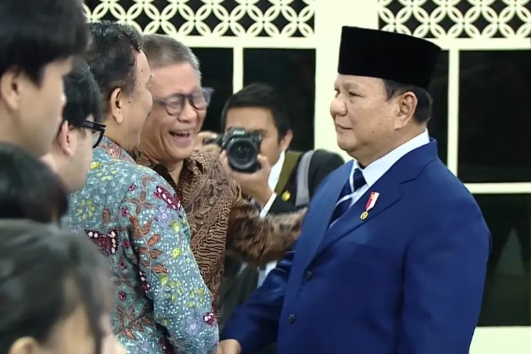 Prabowo-Gibran Salami Rocky Gerung Saat Pelantikan Menteri Baru di Istana Negara, Sempat Ada Percakapan Singkat yang Buat Publik Kepo