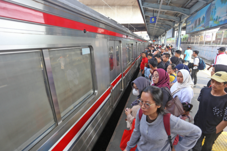 VIRAL! Kasus Pelecehan Di Kereta, Segerombolan Pria Lecehkan Wanita Secara Verbal Diturunkan Paksa di Kiaracondong oleh Petugas KAI