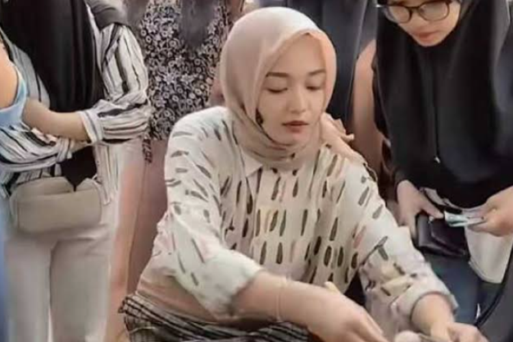 VIRAL! Sosok Elma Penjual Cilok Cantik yang Berjualan di Bagasi Mobil, Ternyata Seorang Janda