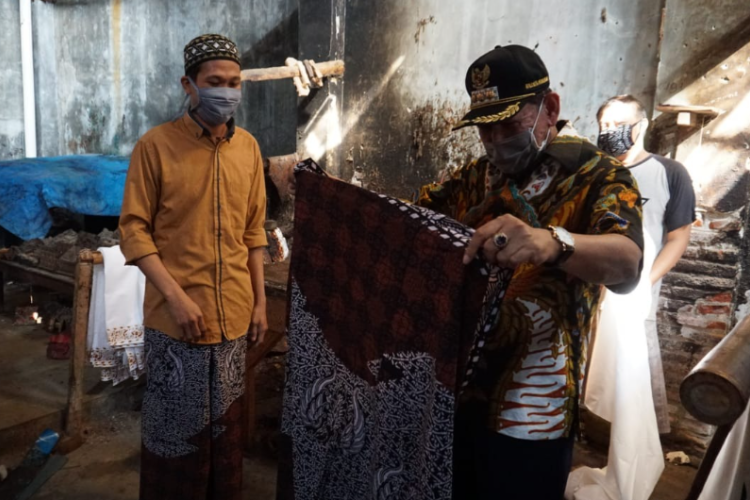 Kekuatan Batik dan Sarung Sebagai Identitas Pengenal Kuat Sesama WNI di Luar Negeri di Tengah Keragaman Global