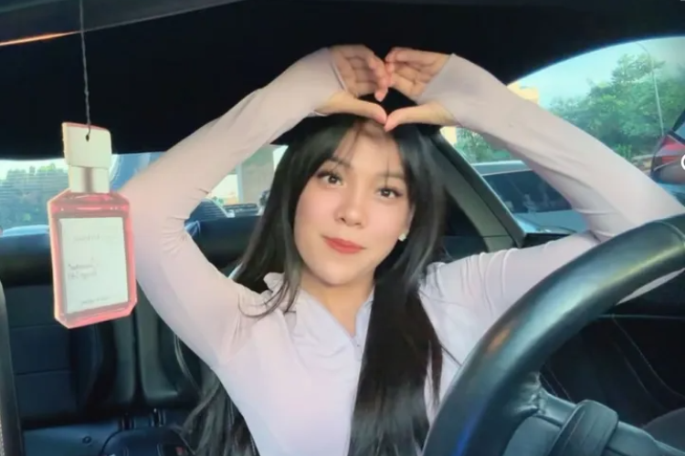 Siapa Endang Yustika? Tuai Pujian Warganet! Sosok Wanita Cantik yang Menuntut Transparasi Pungli Kebun Raya Bogor