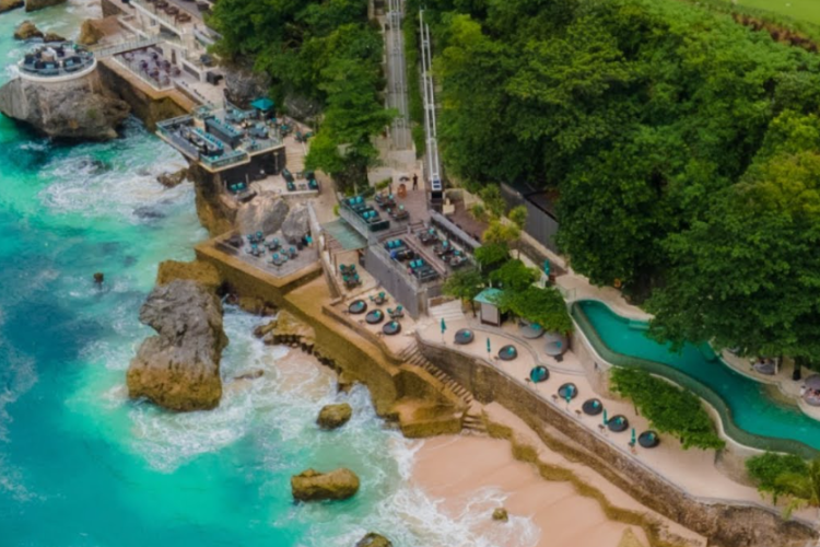 Ayana Resort Bali Viral Dirujak Netizen Karena Lambat Tangani Tamu Henti Jantung di Kolam Renang Mewah