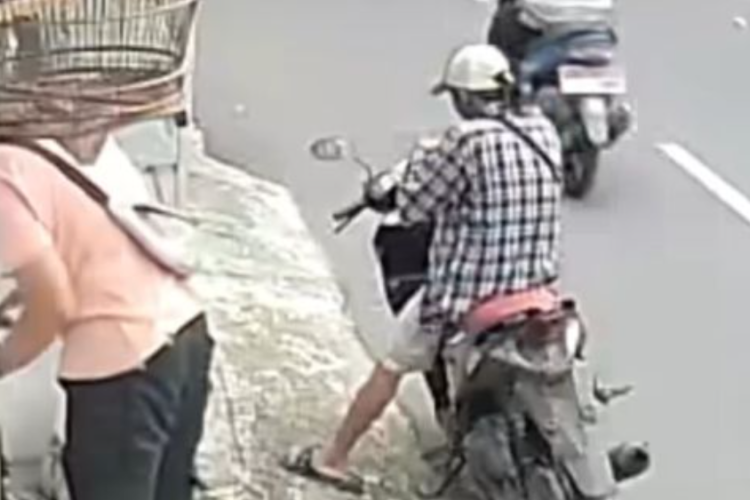 Geger! Video Viral Pria Tempel Stiker QR Judi Online di Jaksel, Polisi Buru Pelaku