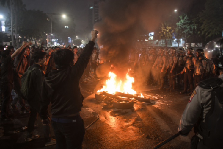 Kerusuhan di Cikini Bakar Ban dan Resahkan Warga Sampai Dibubarkan Polisi, Tolak Kenaikan BBM 
