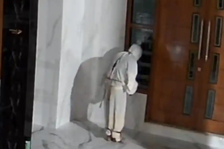 Teror Pocong Bersenjata Celurit Bikin Resah Warga Bangkalan, Pelaku Berinisial SF Sampaikan Permintaan Maaf