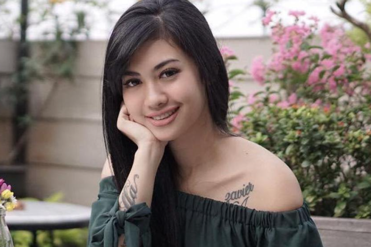 Siapa Della Perez? Profil dan Biodata Adik Mendiang Jupe yang Diterpa Isu Pindah Agama