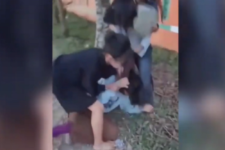 Viral Siswi Korban Perudungan Di Gowa Dijambak oleh Sekelompok Perempuan Sampai Alami Luka Gores di Bagian Leher