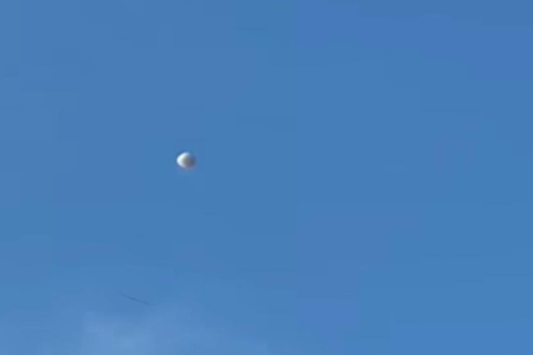 VIRAL! Penampakan UFO di Batu Malang Bikin Geger Masyarakat, Pakar Drone: Mirip Balon Udara yang Kempes