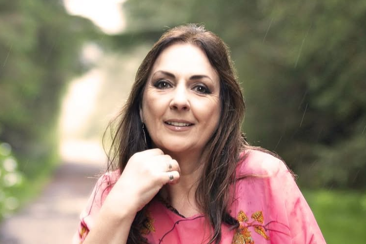 Moya Brennan Penyanyi Tradisional Asal Irlandia Meninggal Dunia, Dimakamkan Sederhana dengan Peti dari Rotan