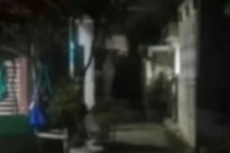 Bikin Geger! Pocong Minta Buka Tali di Depok Viral di Media Sosial, Polisi Langsung Turun Tangan Tapi Penggali Makam Ungkap Fakta Mengejutkan!