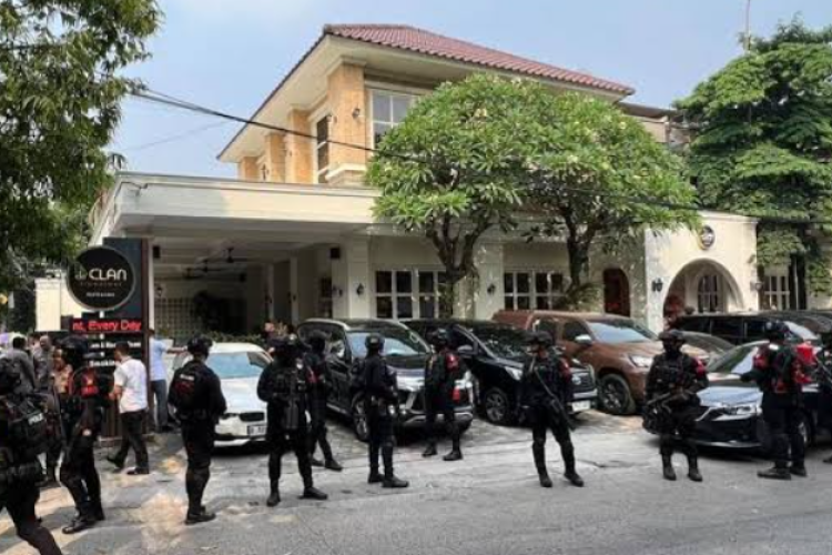Kafe de'Clan Signature Cipete Digeledah Pihak Kepolisian, Diduga Berkaitan dengan Korupsi PLN yang Sebabkan Blackout Sumatera