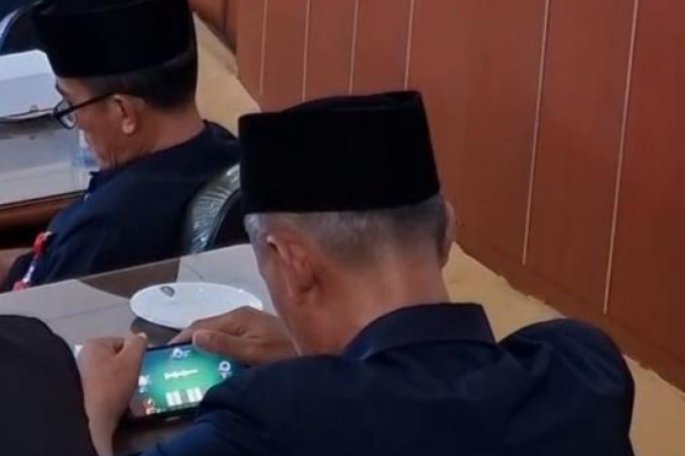 Camat Madiun Muksin Harjoko Klarifikasi Usai Ketahuan Main Game Saat Rapat: 'Insyaallah Tidak Skan Kami Ulangi Lagi'