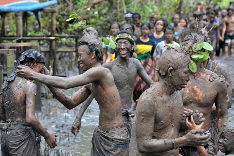Ritual Mebuug-Buugan Kedonganan, Tradisi Unik Warga Bali Mandi Lumpur Setelah Nyepi  