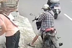 Geger! Video Viral Pria Tempel Stiker QR Judi Online di Jaksel, Polisi Buru Pelaku